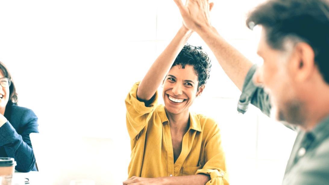 Рабочая среда администратора баз данных с несколькими мониторами и аналитическими панелями